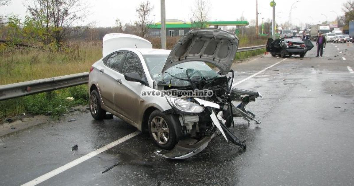 Chery обігнала потік авто і влетіла у дві машини