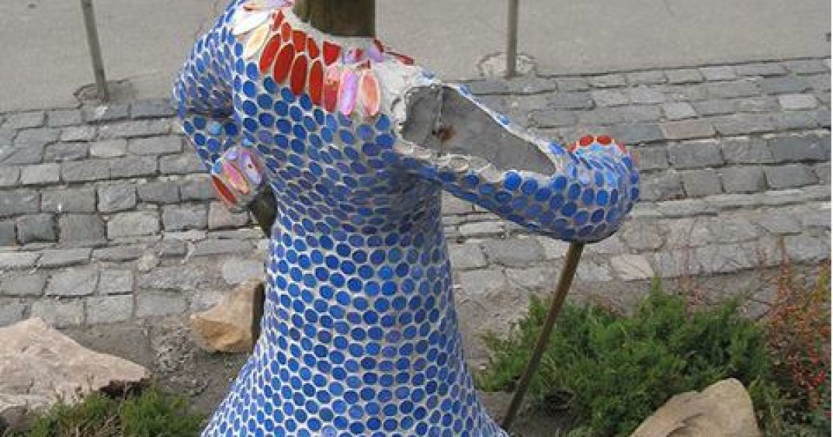 Скульптурі Маленького принца відбили руку.