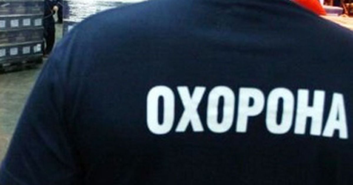Охоронці побили чоловіка ногами на порозі магазину