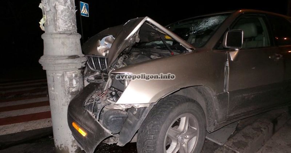 Перед стовпом Lexus навіть не намагався пригальмувати