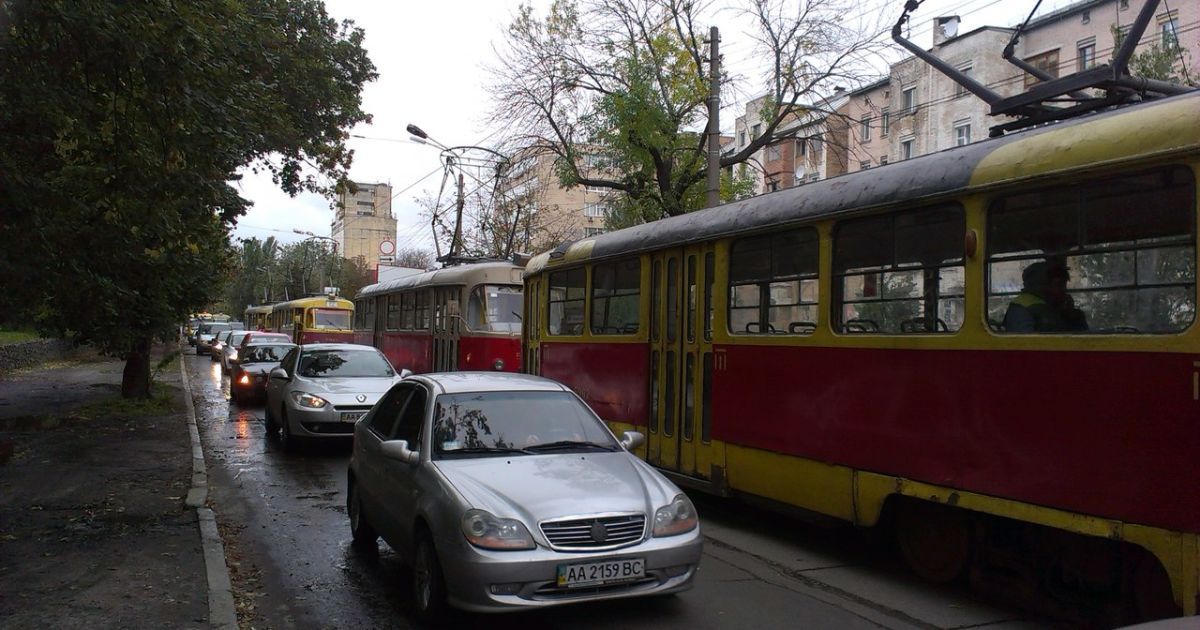 Через аварію трамваї стояли у заторі.