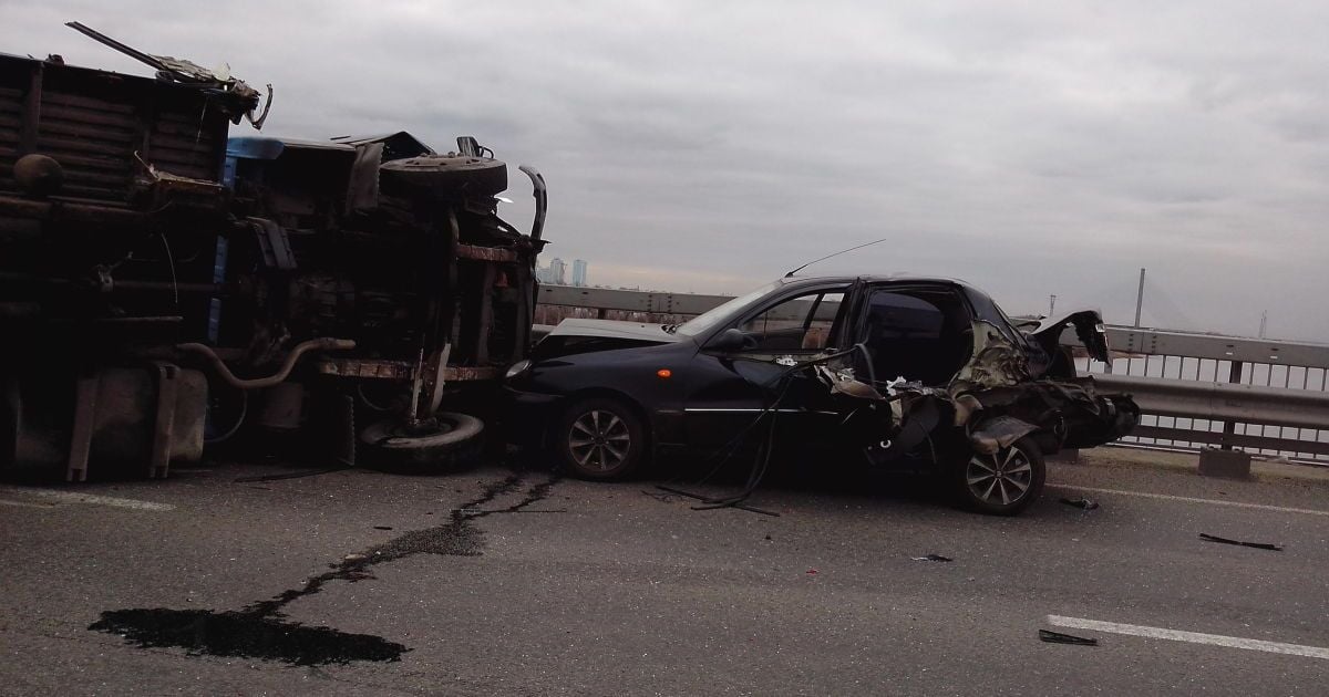 Фура перекрила половину моста