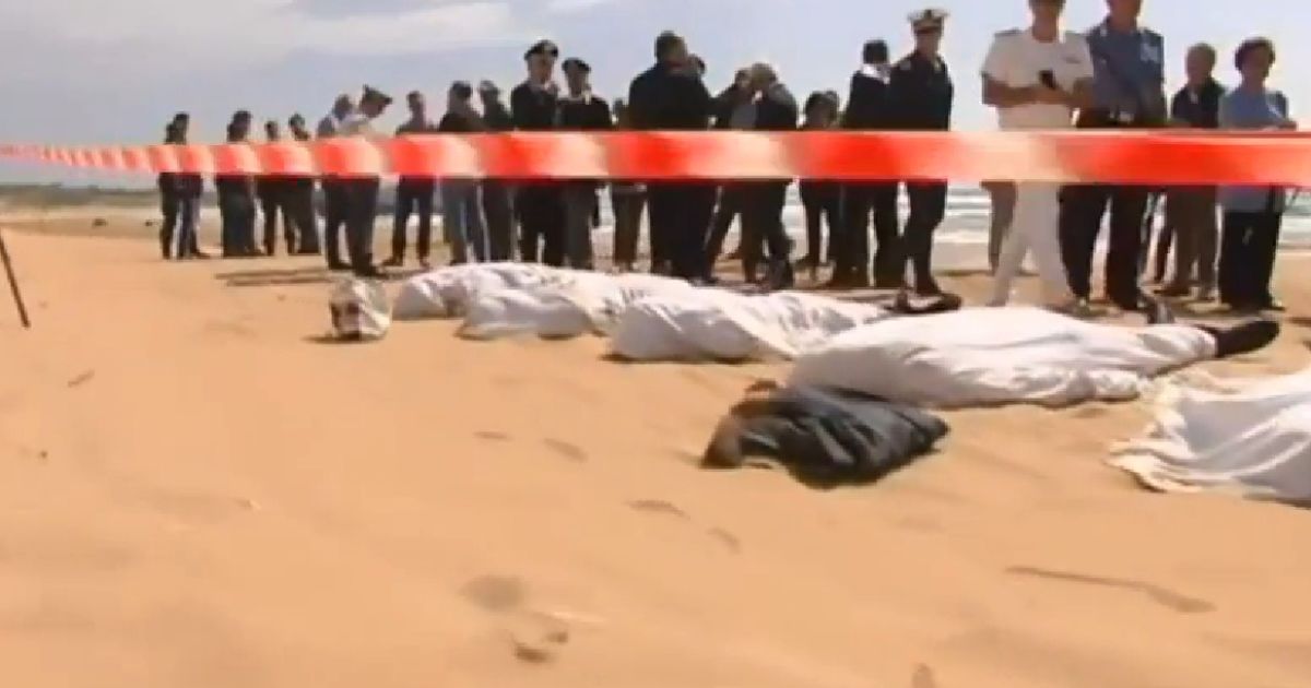 Десятки тіл жертв переплелися між собою