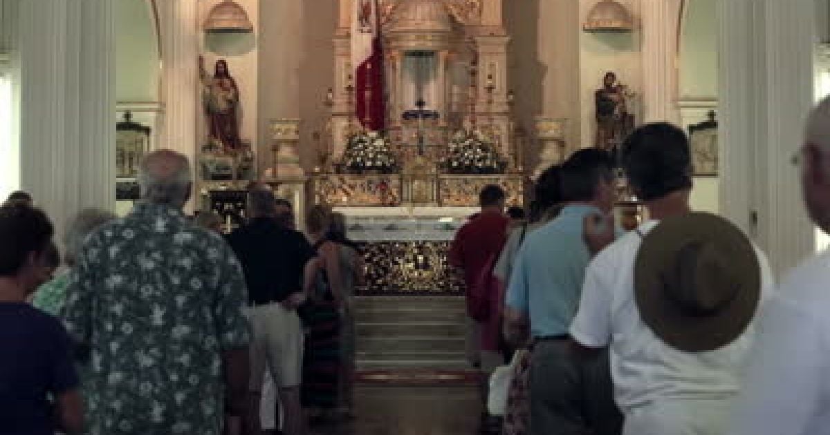 Люди опинилися під уламками під час молитви