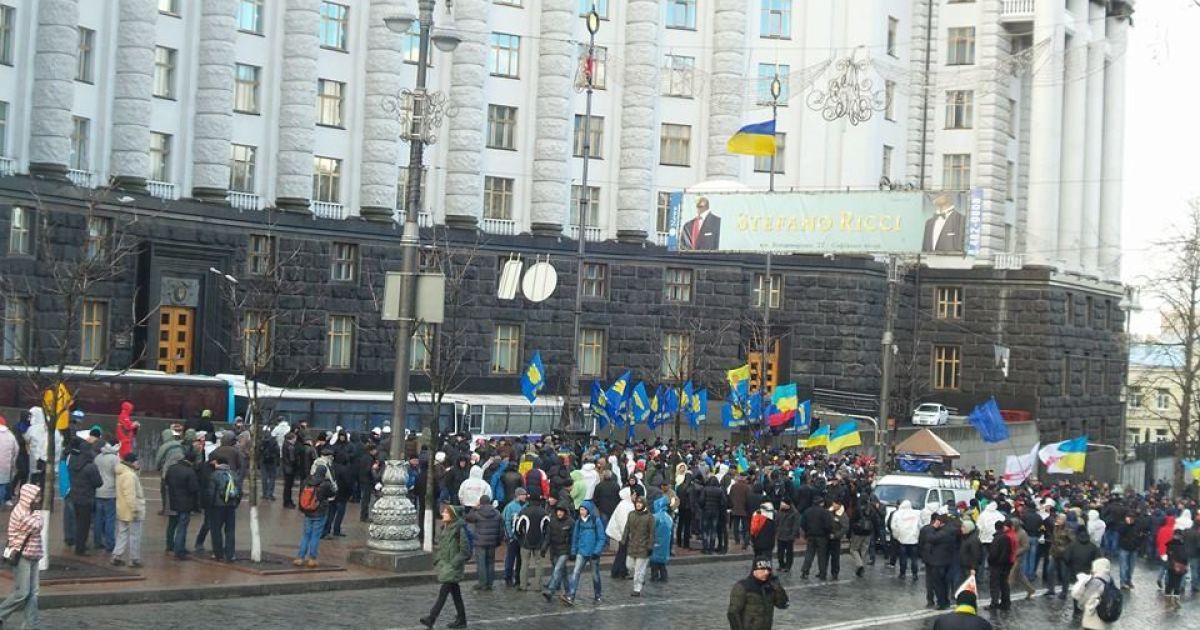 Люди вимагають відставки уряду