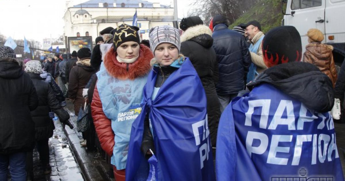 Регіонали збираються вранці в Маріїнському парку