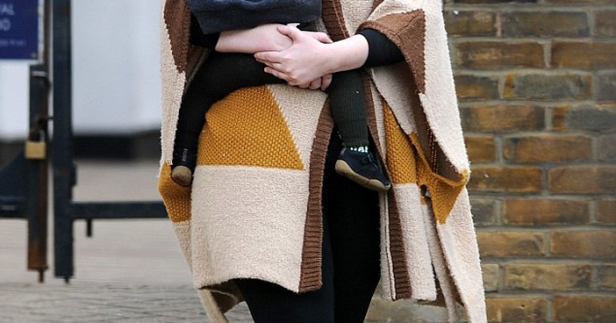 Співачка Адель без мейк-апу та з сином на руках вийшла на вулицю