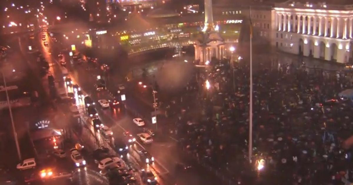 Мокрі люди на Євромайдані співають і п&rsquo;ють чай під парасолями
