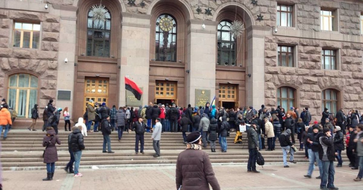 В захопленому КМДА збираються жити демонстранти.