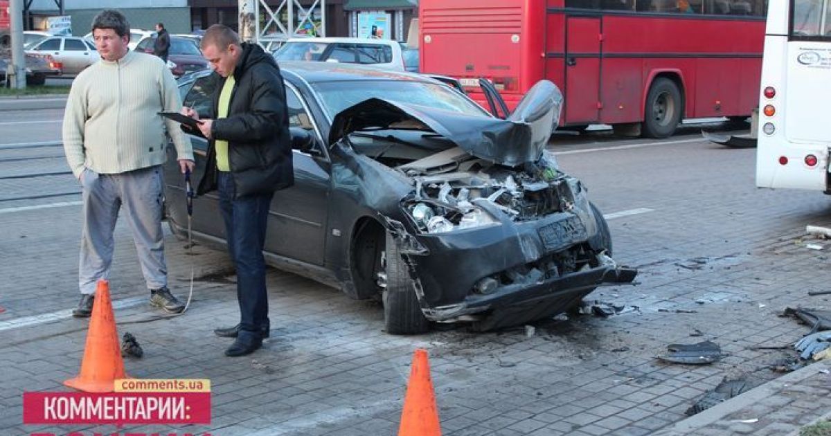 Пасажири маршрутки і Infiniti отримали тілесні ушкодження.