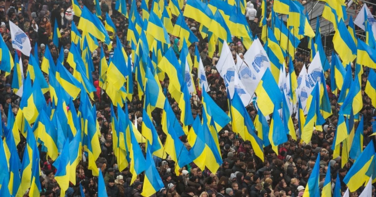 Митинги разделят линией.
