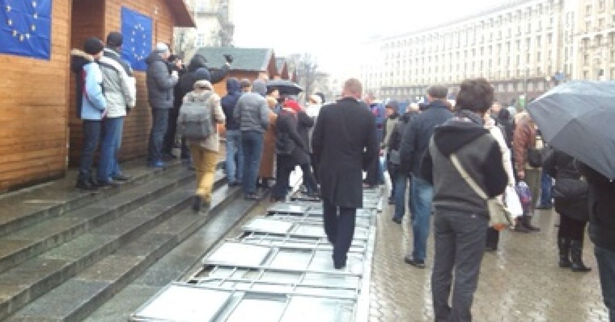 Паркан лежить на землі, а міліція не втручається