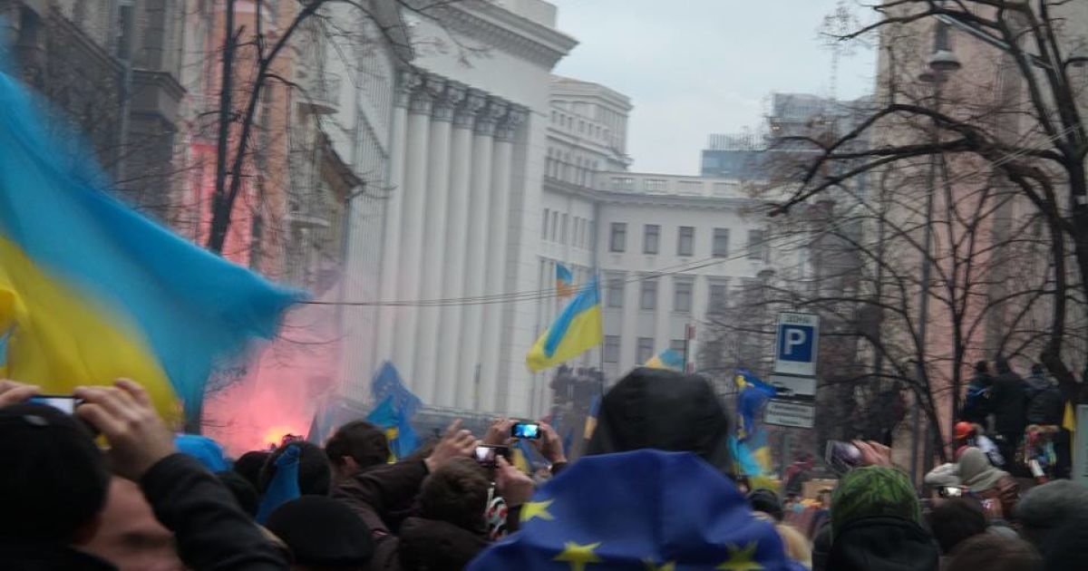 На Банковій провокатори почали бійку: навколо сльозогінний газ, а у "Беркут" летить каміння