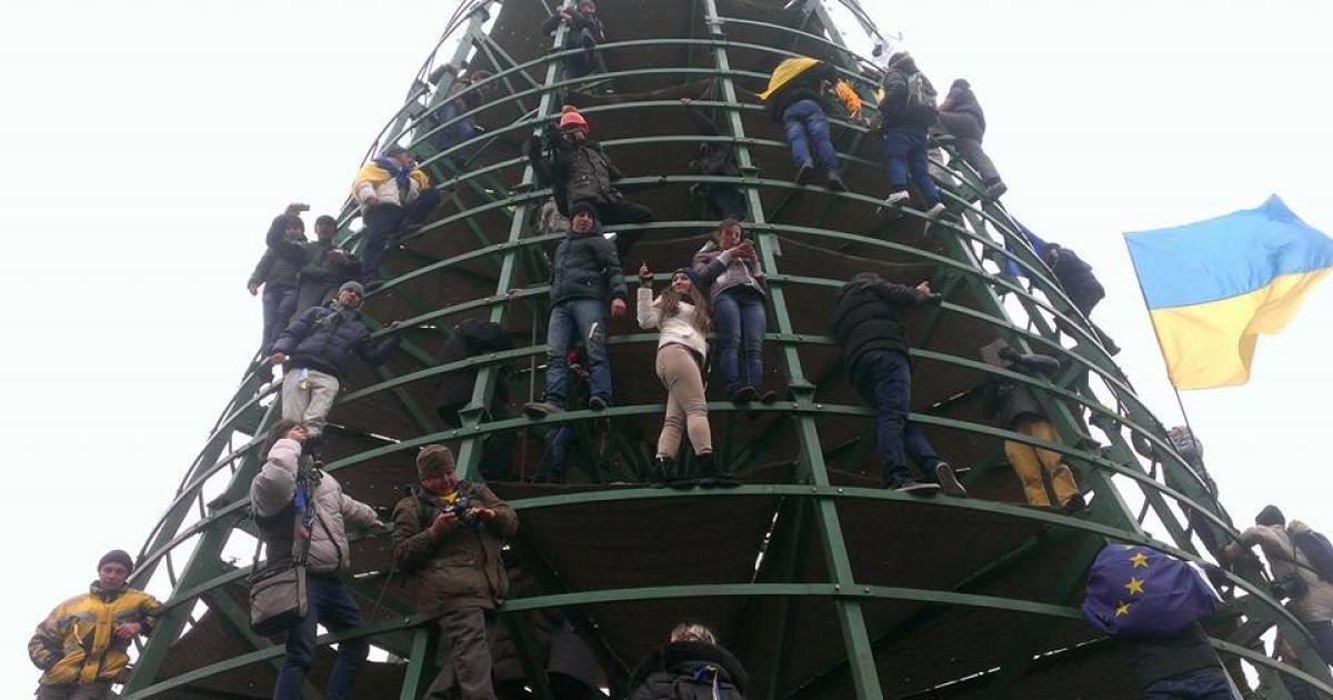 На ялинку залізли мітингувальники