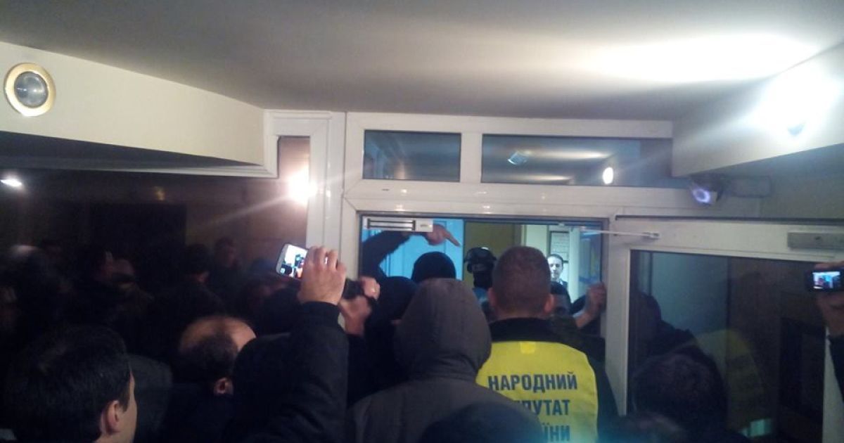 На вході до київського УБОЗу сталася штовханина - міліція не пропускає депутатів і адвокатів