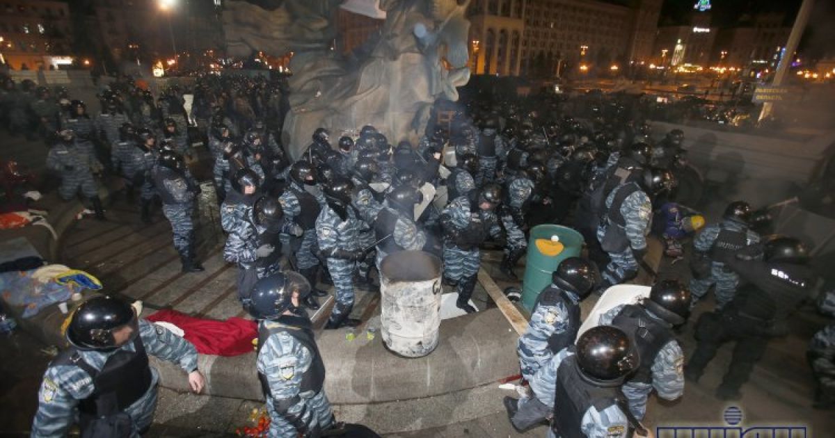"Беркут" брутально розігнав вночі Євромайдан / © УНІАН