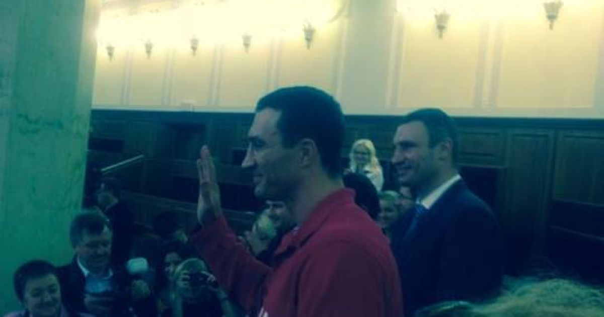 Віталій Кличко привів брата на екскурсію в Раду.