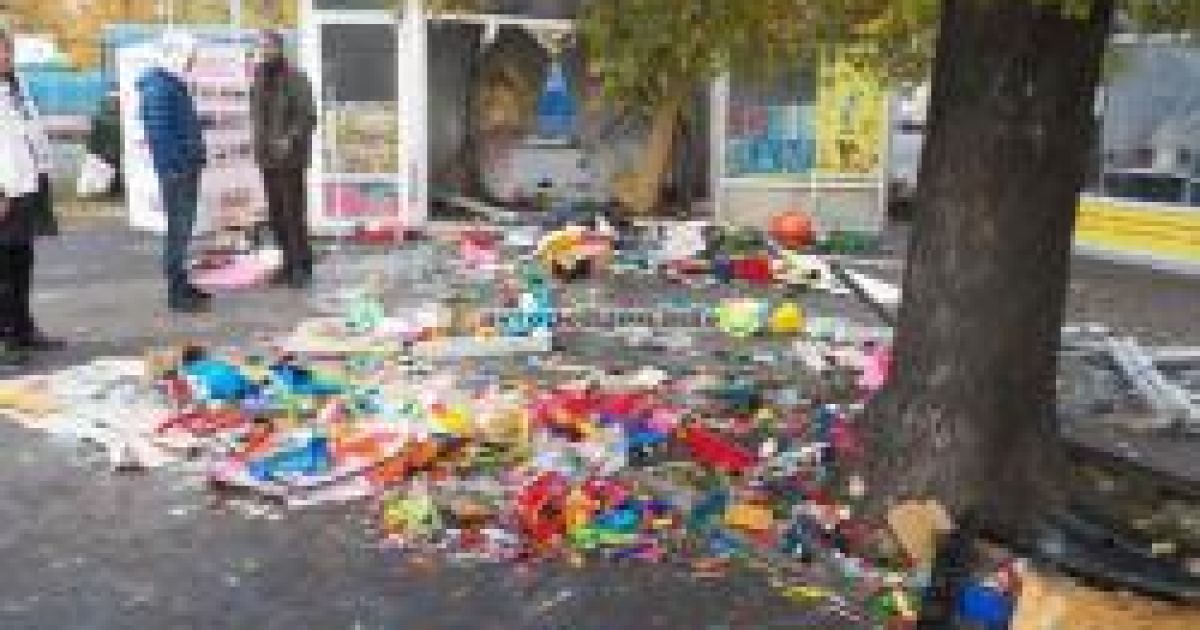 Автомобіль розгромив кіоск з іграшками.