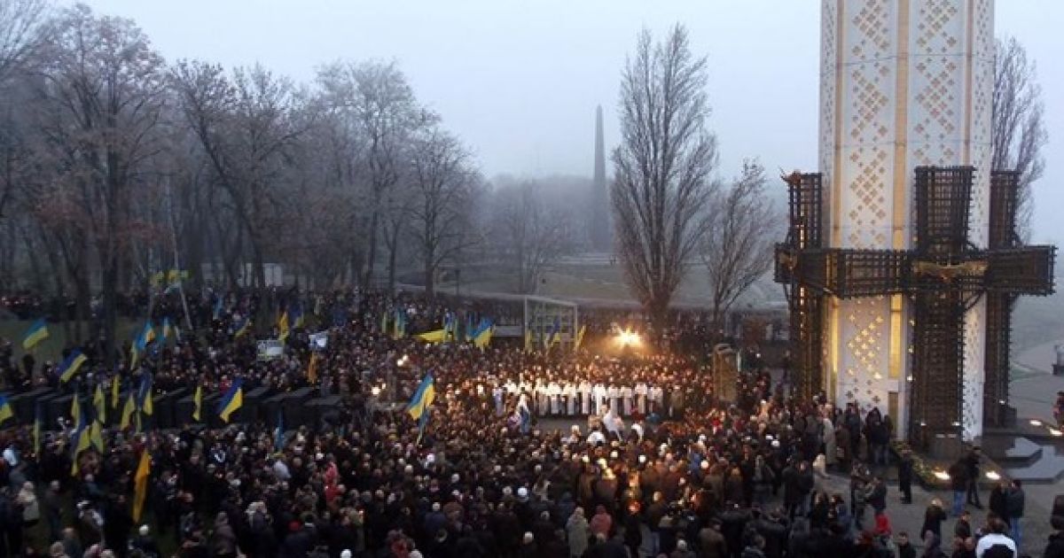 У Києві понад 5 тис. чоловік зібралися на меморіалі жертвам Голодомору