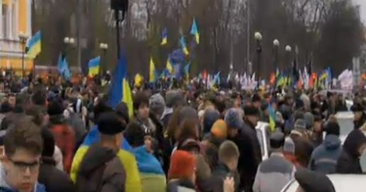 Мітингувальники прориваються в Київраду