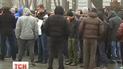 Випадковий свідок зняв кадри, як молодиків збирають біля автобусів.