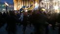 На Євромайдані співають, скачуть і гріються