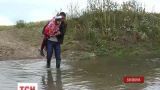 В буковинском селе Давыдовка дети, чтобы попасть в школу, вынуждены переходить местную реку вброд