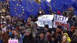Тысячи людей ждут новостей из Вильнюса на евромайдане