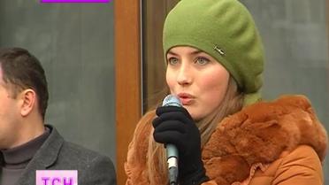 Мисс Украина-2013 призвала ехать в Киев