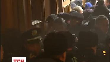 Мітингувальники зранку захопили мерію