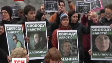 Активисты «Гринпис» проводят акции в защиту своих коллег по всему миру