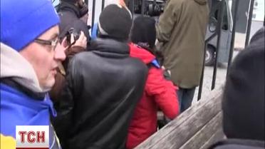 Учасники Євромайдану втекли від "Беркута" з Майдану до Михайлівського собору