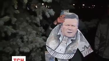 Сотни митингующих в Луганске, несмотря на предупреждения о возможных репрессиях, продолжают акцию протеста