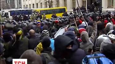 Виктор Янукович пока никак не отреагировал на вчерашние события