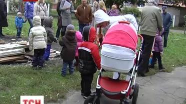 Смітник тероризує два київських садочка