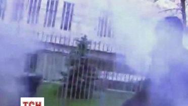 В Москве посольство Польши забросали дымовыми шашками