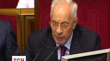 Азаров под крики "Ганьба" извинился за разгон "Евромайдана"