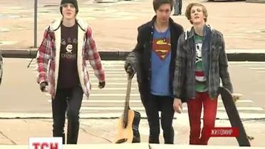 Трое подростков из Житомира ради славы в интернете разбивают себе головы