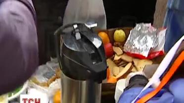 Неравнодушные подкармливают участников Евромайдана консервами и сносят им одеяла