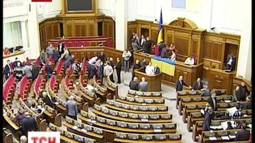 Оппозиционные депутаты не пустили сегодня на свое рабочее место Владимира Рыбака