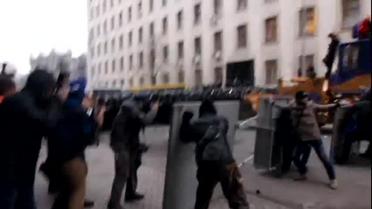 Відео кривавої бійні біля Адміністрації президента