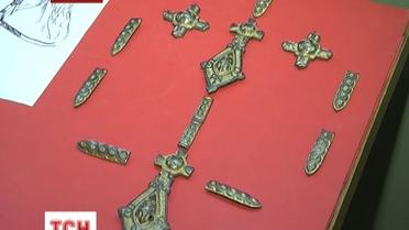 Краснодонская милиция передала краеведам конскую сбрую печенегов