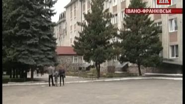 В Івано-Франківську 9 студентів медичного коледжу отруїлися невідомою речовиною