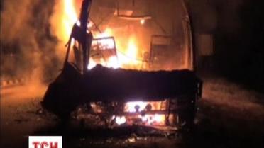 В Индии автобус полный людей врезался в бензовоз