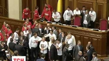 Оппозиция блокировала трибуну из-за решения правительства