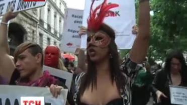 Французский парламент будет голосовать за введение шарфов для клиентов проституток