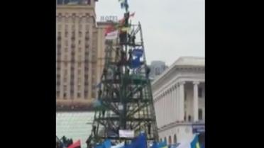 Мітингувальники на Майдані Незалежності взяли ялинку в облогу