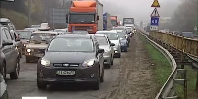 Одеська траса поблизу Києва закоркована через ремонтні роботи