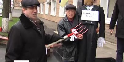 У Києві під слідчим управлінням міліції банкіра підняли на вила