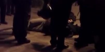 З'явилось відео звірячого побиття бійцями "Беркуту" учасників заворушень під АП